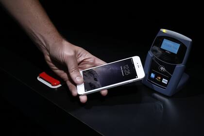 Una prueba del nuevo iPhone con el sistema de pagos Apple Pay