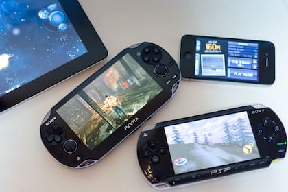 Una PSP (PlayStation Portable) de 2004 y una PS Vita (2011); las dos consolas de mano de Sony salieron a competir con Nintendo y enfrentaron la llegada de smartphones y tabletas
