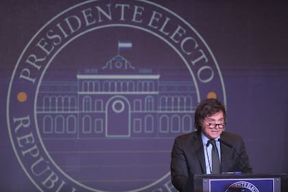 Una puesta en escena al estilo de la Casa Blanca para el primer discurso de Javier Milei como presidente electo