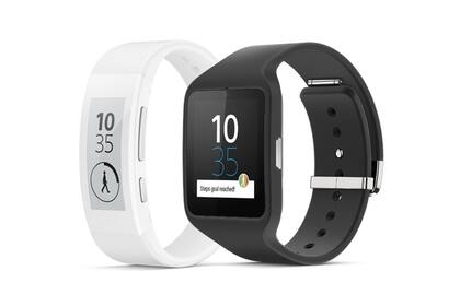 Una pulsera SmartBand Talk y un reloj SmartWatch 3