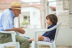 Una puntuación baja en la prueba de sentarse y levantarse se puede utilizar para identificar a personas que podrían estar en riesgo de sufrir peores resultados de salud, como caídas o complicaciones después de una cirugía.