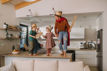 Una puntuación total más alta indica una mayor autoestima, mientras que las puntuaciones más bajas sugieren una menor autoestima.