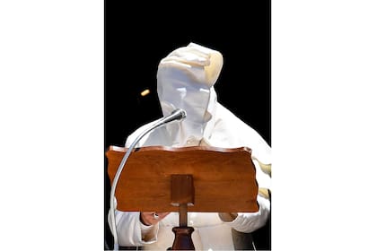 Una ráfaga de viento sopla la capa del Papa Francisco mientras pronuncia su discurso después de una reunión con líderes religiosos en la Basílica Pontificia de San Nicolás en Bari, en la región de Apulia, en el sur de Italia, el 7 de julio de 2018.