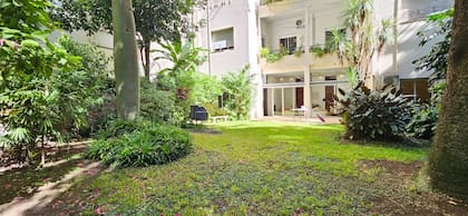 Una rareza en estos tiempos: planta baja con jardín en Recoleta.