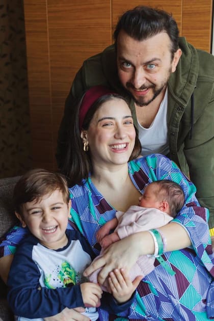 Una reciente imagen de la actriz junto a su familia: su marido, el director Ali Atay, y sus dos hijos, Fikret (3) y Süreyya Leyla (2 meses).