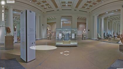 Una recorrida panorámica de la sala que exhibe la piedra Rosetta en el Museo Británico