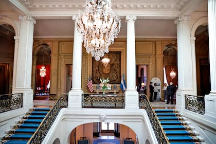 La araña que cuelga en medio de la escalera central es solo una de las varias que fueron diseñadas para el Palacio y que se conservan desde 1918
