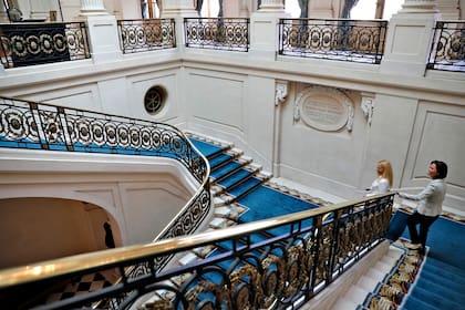 Sobre la imponente escalera se encuentra una claraboya rectangular que permite el ingreso de luz a la parte central del Palacio