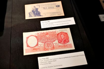 En el Palacio Bosch se exhiben dos billetes argentinos antiguos, los primeros que llevaron la firma de Enrique Bosch, primer presidente de Banco Central