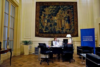 La antesala del despacho de Pablo Avelluto, tapiz y boiserie de ayer junto a cartelería y escritorios de hoy