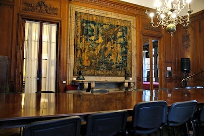 La mesa del antiguo comedor es de roble y mide casi ocho metros de largo por dos de ancho