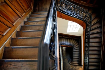 Las escaleras conectan las cuatro plantas del Palacio que además, cuenta con un ascensor