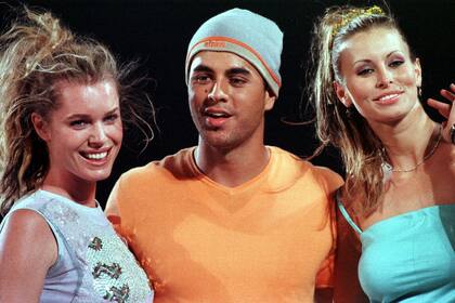 Enrique Iglesias con las modelos Rebecca Romijn-Stamos, y Niki Taylor en Miami, en el año 1999