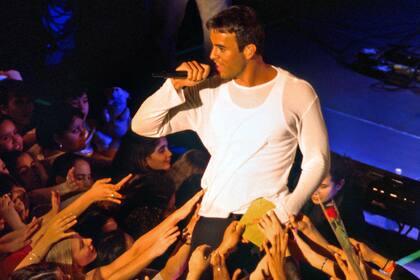 La estrella del pop, Enrique Iglesias, le canta al público en un concierto en el Copacabana en Nueva York, el 22 de marzo de 2000. El recital fue parte de una serie de documentales de música de Disney Channel
