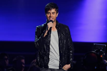 Enrique Iglesias anuncia los nominados para el Álbum del año en el Concierto en vivo de los premios Grammy, en diciembre de 2013