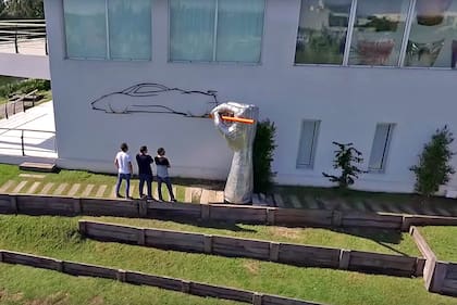 Una escultura de tres metros que representa la mano del constructor Horacio Pagani, dibujando el Zonda. Fue realizada por el artista uruguayo Joaquín Arbiza Brianza con los restos del primer auto de Pagani, un Corolla del año 81