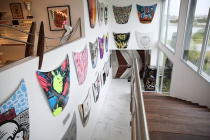 El Museo Colección Gómez tiene más de 50 capots de autos de lujo deportivos, intervenidos por artistas como Minujín, Páez Vilaró, Clorindo Testa, Pablo Atchugarry, Luis Benedit y Daniela Boo