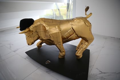 Una escultura de un toro, con una boina negra, realizada por el artista Arbiza Brianza con pedazos de una Lamborghini