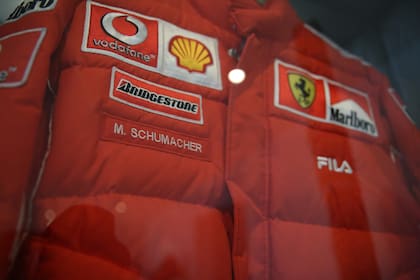 Gómez adquirió la campera oficial que usaba Michael Schumacher en una subasta que Sothebys hizo en la fábrica de Ferrari. Pagó 80 mil euros