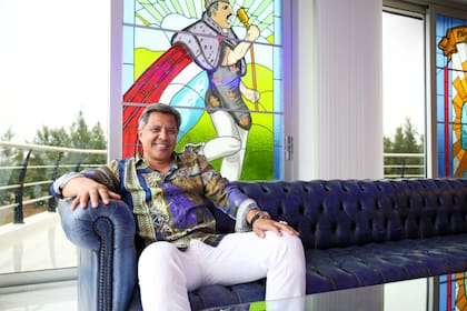 Gómez, sentado en un sillón, en el primer piso de la galería. De fondo, el vitral de Freddie Mercury, elaborado por Ariel Menniniti