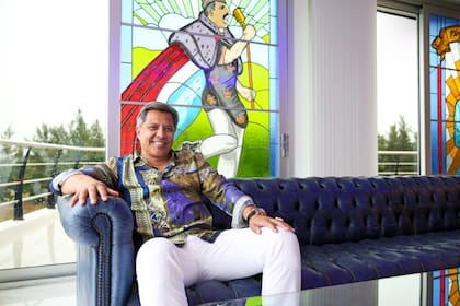 Gómez, sentado en un sillón, en el primer piso de la galería. De fondo, el vitral de Freddie Mercury, elaborado por Ariel Menniniti 