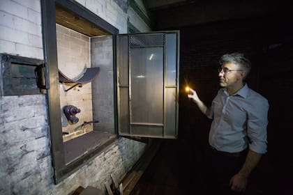 Tomás Palastanga muestra un nicho donde antiguamente se guardaba un kit antiincendios en Pasco Sur