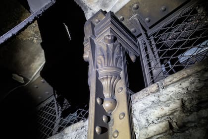 Una de las columnas que sostienen el techo de Pasco Sur