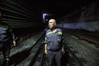 Manuel Niz, supervisor de vías, acompaña el recorrido por el subsuelo