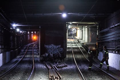 La pared que se ve en el centro cubre la antigua cola de maniobras del Ferrocarril Oeste