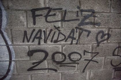 Los grafiteros también marcan su presencia en los túneles de la línea A