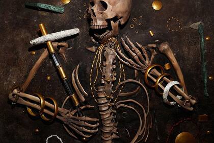 Una recreación del esqueleto descubierto en la Tumba No. 43 en la Necrópolis Calcolítica de Varna junto con los numerosos artefactos de oro que datan del 4560-4450 a.C.