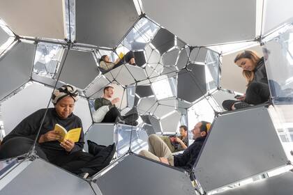 Una red de es, espejos y tensores donde caminar, leer, vivir y compartir la experiencia del arte, a 130 metros de altura