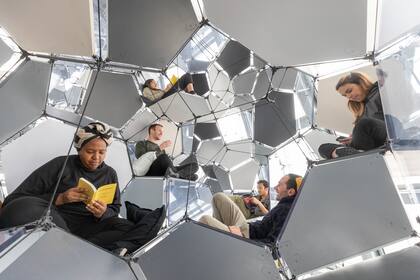 Una red de paneles, espejos y tensores donde caminar, leer, vivir y compartir la experiencia del arte, a 130 metros de altura