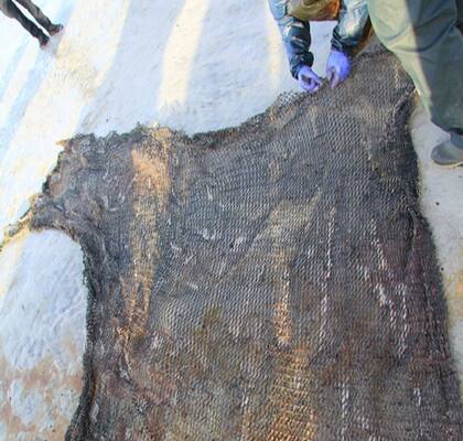 Una red de pesca, extraída del estómago de la ballena encontrada.