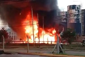 Feroz incendio en una refinería del Parque Industrial de Pilar
