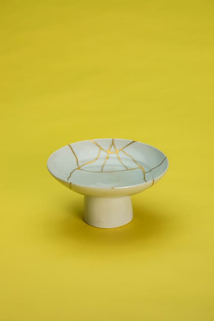 Una reparación tradicional japonesa de cerámica con laca de oro, kintsugi