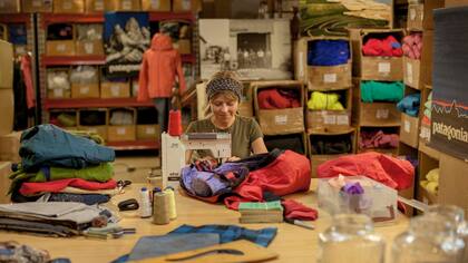 Una "reparadora" de la marca Patagonia, reviviendo prendas en el taller