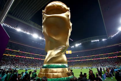 Una réplica de gran tamaño del trofeo de la Copa Mundial está en la arena durante la ceremonia de apertura de la Copa Mundial de la FIFA Qatar 2022, antes del partido inaugural del Grupo A entre Qatar y Ecuador en el Estadio Al Bayt