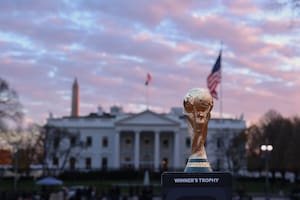 El Mundial está frío: un panel de “leyendas” que dice “sí” a todo y guantes de látex para cuidar la falsa Copa