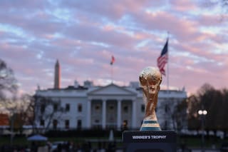 El Mundial está frío: un panel de “leyendas” que dice “sí” a todo y guantes de látex para cuidar la falsa Copa