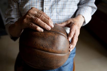 Una réplica de la pelota que se usó en la final del Mundial en el Luna Park; Argentina tuvo una primera generación dorada en el básquetbol, que se destacó entre 1948 y 1955.