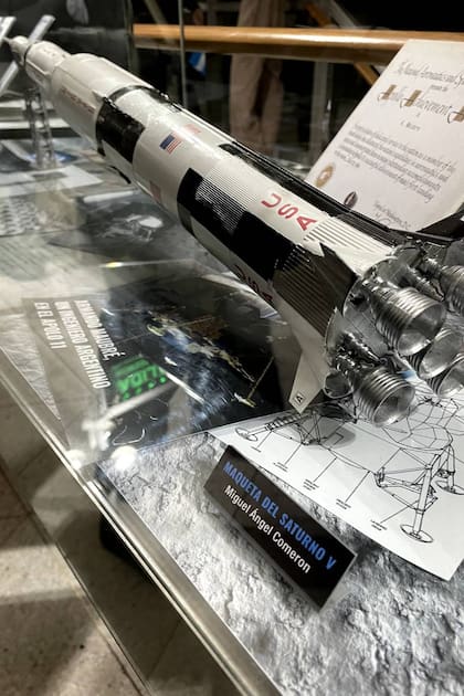 Una réplica del Saturno V en el Museo del Planetario, el cohete que trasnportó al Apolo 11 hasta el espacio