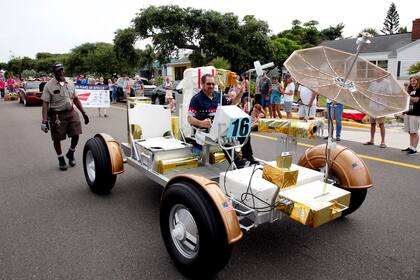 Una réplica detallada del Vehículo Lunar Rover, utilizado en la Luna durante las últimas tres misiones de Apolo, durante el desfile de astronautas en Cocoa Beach, Florida