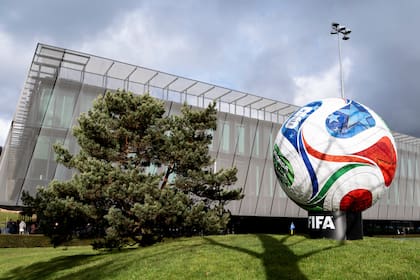 Una réplica gigante del balón oficial de la Copa Mundial 2026, Trionda, afuera de las oficinas de la FIFA