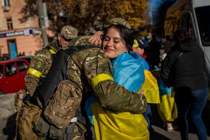 Una residente de Kherson abraza a un miembro de las fuerzas de defensa ucranianas en Kherson, sur de Ucrania, el lunes 14 de noviembre de 2022.