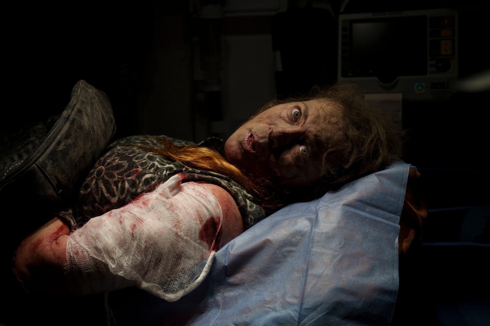 Una residente herida después de un ataque ruso yace dentro de una ambulancia antes de ser trasladada a un hospital, el 24 de noviembre de 2022, en Jersón, Ucrania. Esta fotografía fue parte de una serie de imágenes de los fotógrafos de The Associated Press que fue galardonada con el premio Pulitzer 2023 por fotografía de noticias de última hora. (AP Foto/Bernat Armangue)