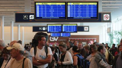 Una resolución del Gobierno obliga a que haya wifi libre en los principales aeropuertos del país
