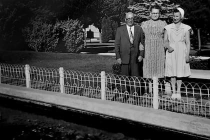 Una retrato familiar: Aída junto a sus padres, Isidoro y Fany