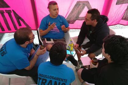 Una reunión de varones trans militantes de ATTTA