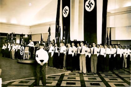 Una reunión del Partido Nazi Argentino (NASDAP) durante sus años de franco crecimiento, a mediados de la década del 30